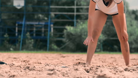 Jugadora-De-Voleibol-En-Otoño-Golpea-La-Pelota-En-Cámara-Lenta-En-La-Playa